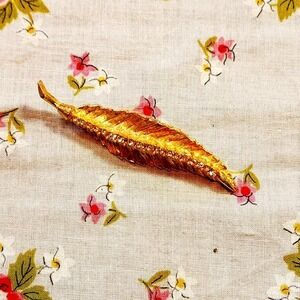 Vintage 1980s Gold Feather‎ Pin w/Rhinestone Spine